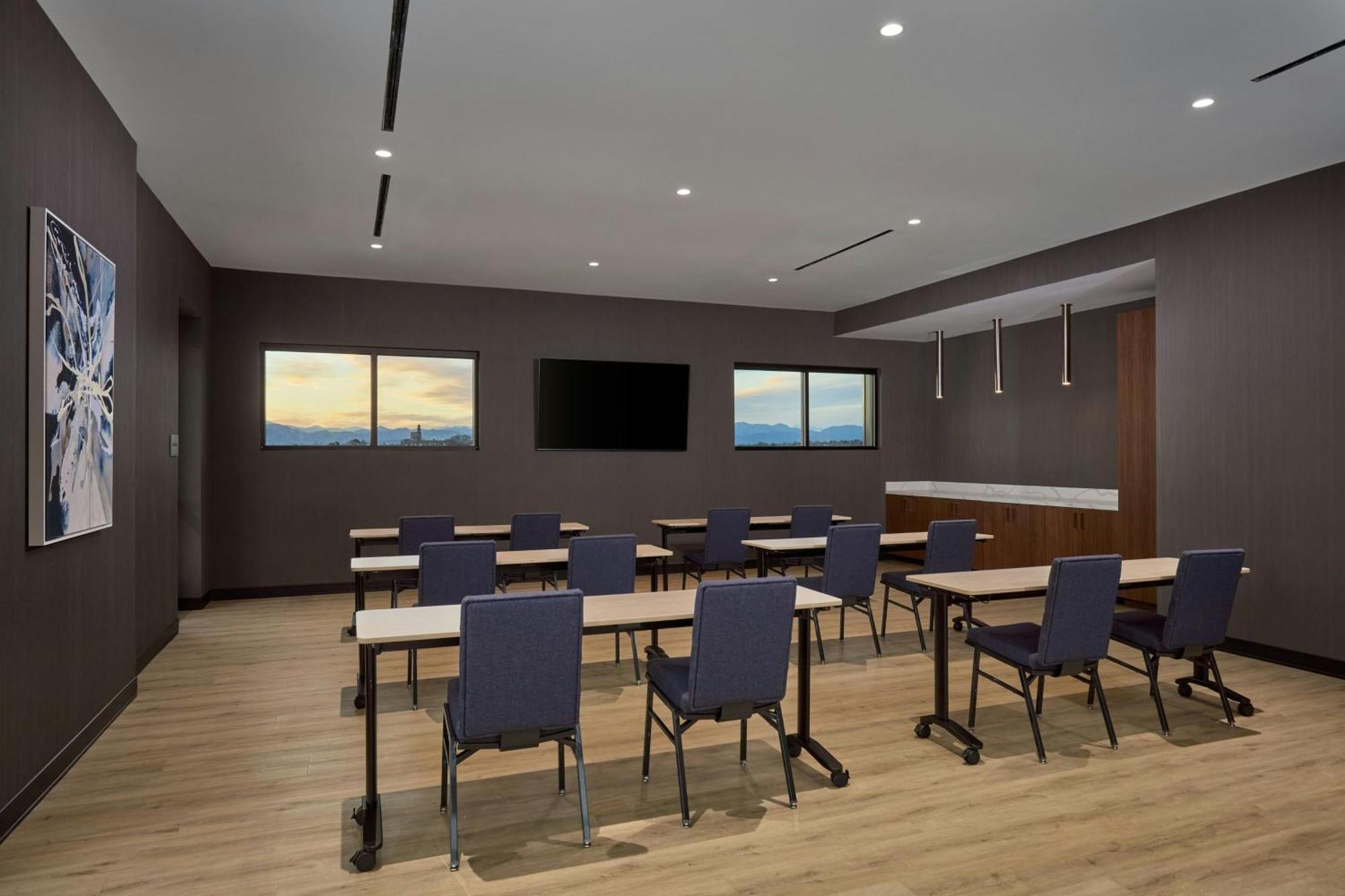 Courtyard By Marriott Downtown Stadium Area Hotel DEN
