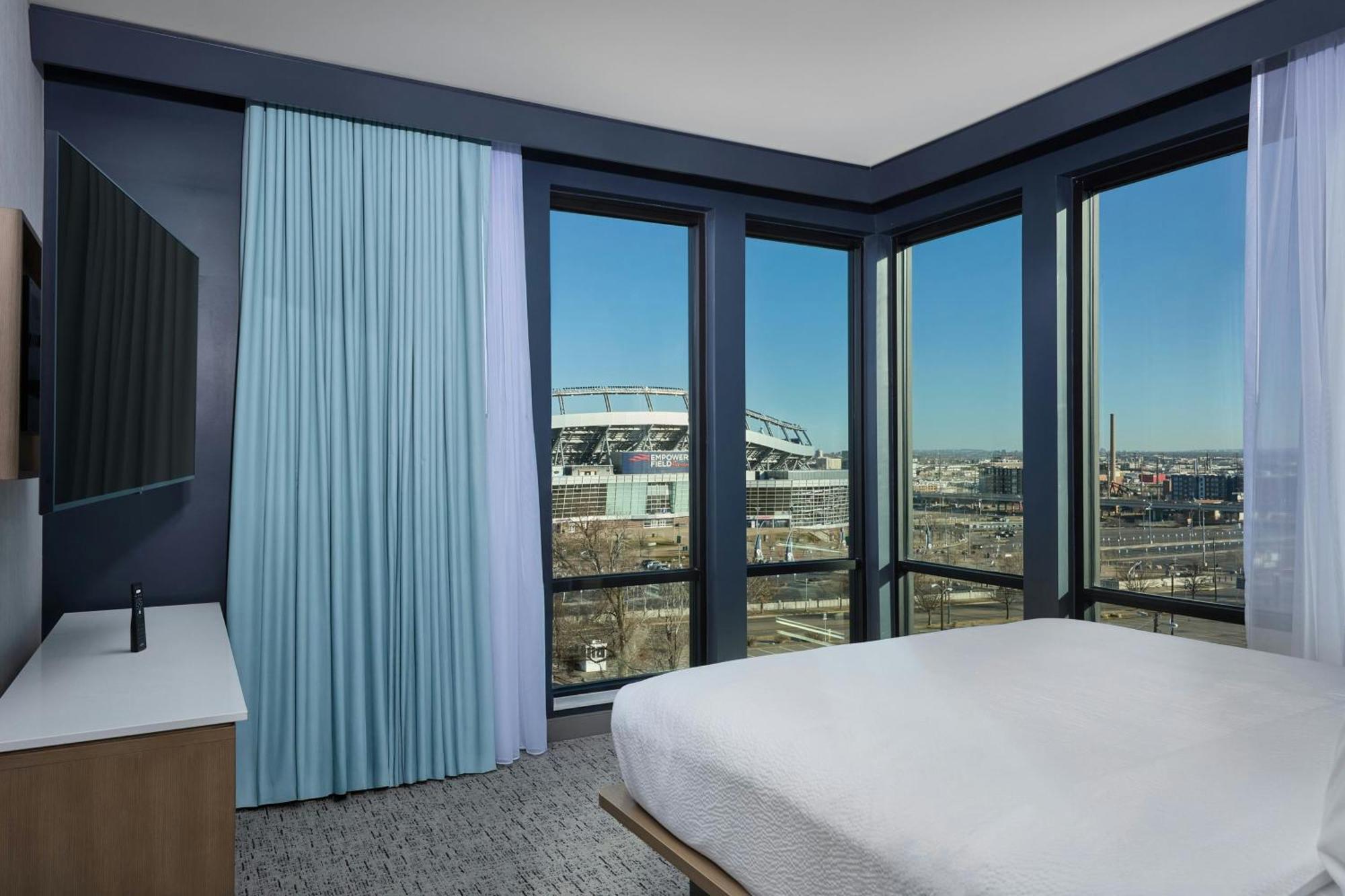 Courtyard By Marriott Downtown Stadium Area Hotel DEN